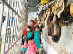 留守老人带三个孙女等候一年 只为儿女回家团圆 留守老人带三个孙女等候一年 只为儿女回家团圆